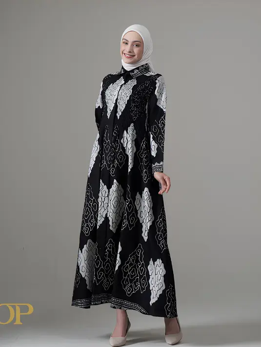 Gamis Noir ini hadir dengan motif mega mendung berwarna putih di atas dasar hitam elegan dan berbahan berbahan offnesel viskos dari Batik by HOP [Dok/instagram/batikbyhop.id]