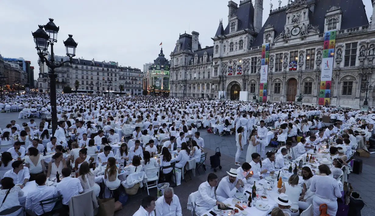 Dalam situs Diner en blanc disebutkan tamu harus menggunakan warna putih dan berpakaian elegan, Paris, Kamis (8/6). (AFP PHOTO / Thomas SAMSON)