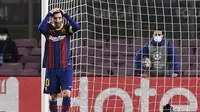 Striker Barcelona, Lionel Messi, tampak kecewa usai gagal membobol gawang Juventus pada laga Liga Champions di Stadion Camp Nou, Rabu (9/12/2020). Aksi La Pulga tersebut karena merasa frusatsi gagal membobol gawang Buffon. (AFP/Josep Lago)