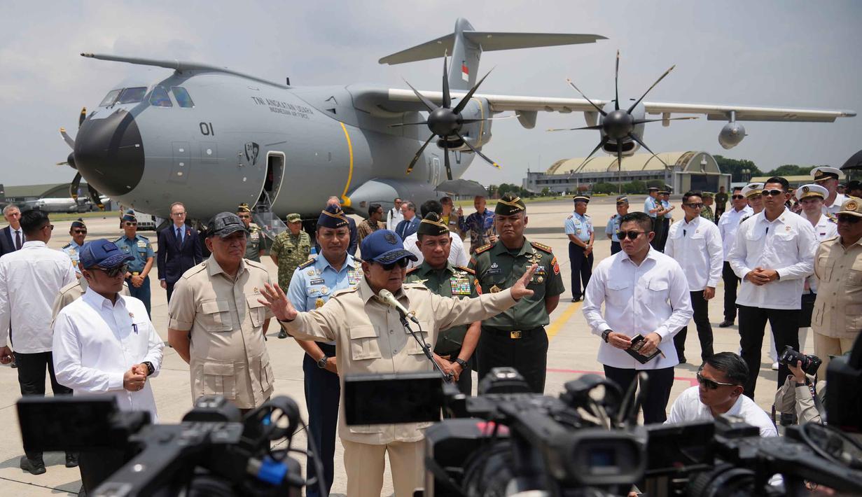 Presiden Republik Indonesia Prabowo Subianto berbicara kepada wartawan usai upacara peresmian pesawat kargo militer Airbus A400M TNI AU di Pangkalan Udara Halim Perdanakusuma di Jakarta, Senin 3 November 2025. Pesawat kargo militer Airbus A400M pertama Tentara Nasional Indonesia (TNI) Angkatan Udara (AU) secara resmi telah diterima dan diserahkan di Lanud Halim Perdanakusuma, Jakarta, pada Senin 3 November 2025. (AP Photo/Achmad Ibrahim)