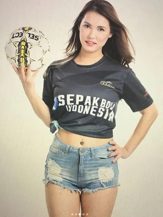 [Bintang] Alasan Maria Ozawa Menjalani Pemotretan Pakai Jersey Indonesia