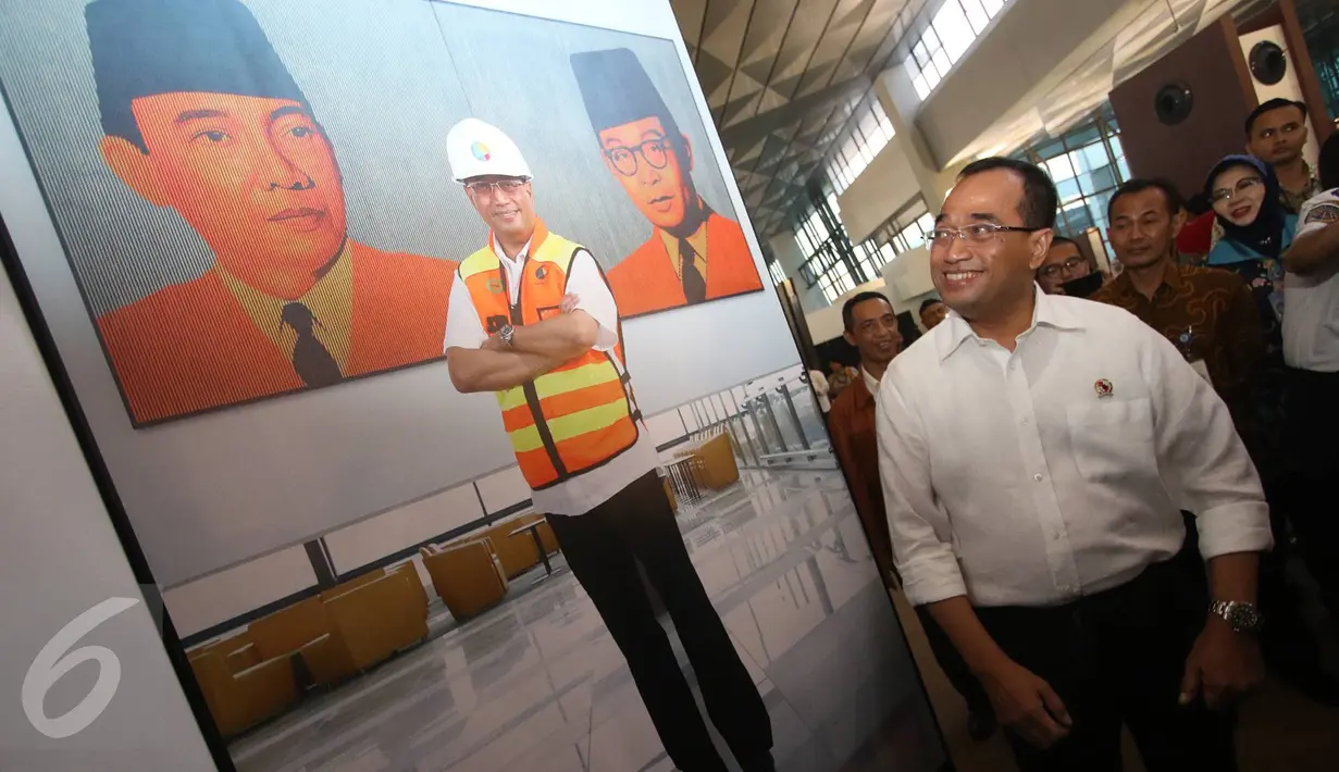 Menteri Perhubungan Budi Karya Sumadi melihat gambar dirinya di poster yang berada di Terminal 3 Bandara Soekarno-Hatta, Tangerang, Banten, Selasa (9/8). Terminal 3 Bandara Soetta resmi beroperasi dini hari tadi (Liputan6.com/Immanuel Antonius)