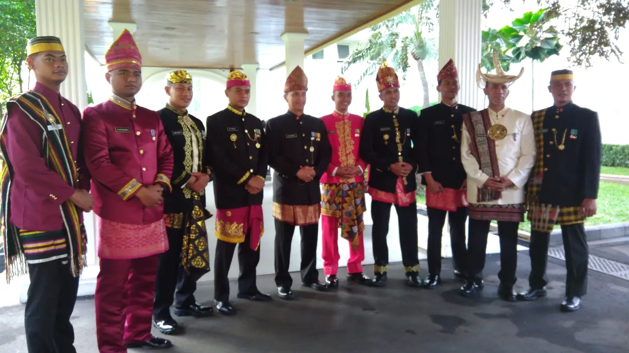 Paspampres berpakaian adat 