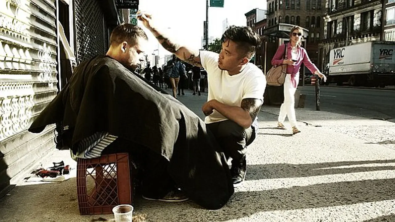 Pengabdian Unik Seorang Penata Rambut di New York