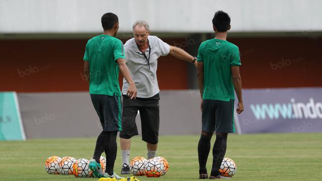 Cara Komunikasi Alfred Riedl dan Pemain Timnas Indonesia