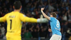 Kiper Timnas Indonesia, Emil Audero harus banyak memungut bola dari gawangnya saat Cremonese bertamu ke markas Napoli dalam laga lanjutan Liga Italia 2025/2026, Jumat (24/04/2026). (AFP/Carlo Hermann)