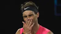 Petenis Spanyol, Rafael Nadal bereaksi setelah kehilangan satu poin atas Dominic Thiem dari Austria pada perempat final Australia Terbuka di Melbourne, Australia, Rabu (29/1/2020). Unggulan pertama tunggal putra ini harus mengakhiri mimpi menjuarai Australia Terbuka 2020. (AP Photo/Lee Jin-man)