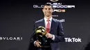 Striker Juventus, Cristiano Ronaldo, berpose saat ajang Globe Soccer Award 2020 di Dubai, Minggu (27/12/2020). CR7 meraih penghargaan sebagai pemain terbaik abad ini setelah berhasil mengungguli Lionel Messi. (Fabio Ferrari/La Presse/AP)