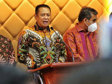 Ketua MPR, Bambang Soesatyo didampingi pimpinan MPR saat memberikan keterangan kepada wartawan usai memperingati Hari Konstitusi dan HUT MPR ke-77 di Jakarta, Kamis (18/8/2022). Acara tersebut bertemakan Konstitusi Sebagai Pijakan Bagi Kebangkitan Ekonomi dan Politik Global Pasca Pandemi. (Liputan6.com/Angga Yuniar)