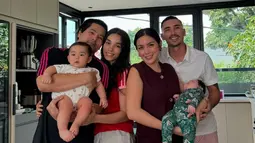 Sejak lahir Baby Hagia memang sudah mencuri perhatian publik. Wajahnya sempat dirahasiakan selama 40 hari, parasnya yang cantik dan menggemaskan membuat banyak netizen terpukau. Banyak yang mengatakan bahwa kecantikan Hagia merupakan perpaduan sempurna dari orang tua nya, Jessica Iskandar dan Vincent Verhaag. Seperti diketahui Vincent punya darah keturunan Belanda. (Liputan6.com/IG/@inijedar)