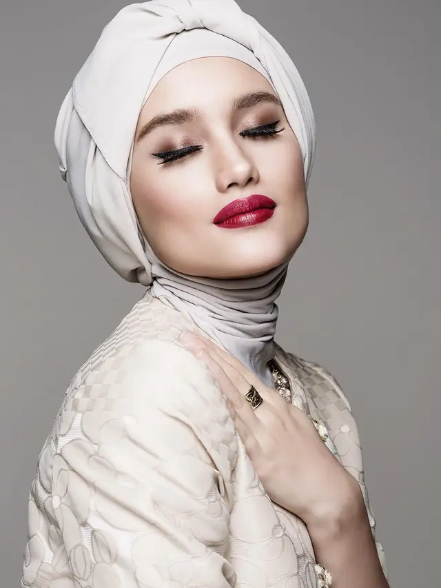 6 Potret Cinta Laura saat Pakai Hijab Ini Bikin Pangling