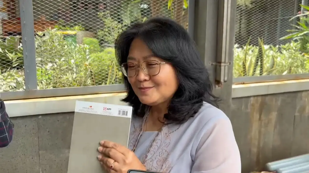 Maria Stefani Ekowati menjenguk suaminya, Hasto Kristiyanto, di rumah tahanan (rutan) Komisi Pemberantasan Korupsi (KPK), Jakarta, Senin (31/3/2025). (Merdeka.com/Nur Habibie)