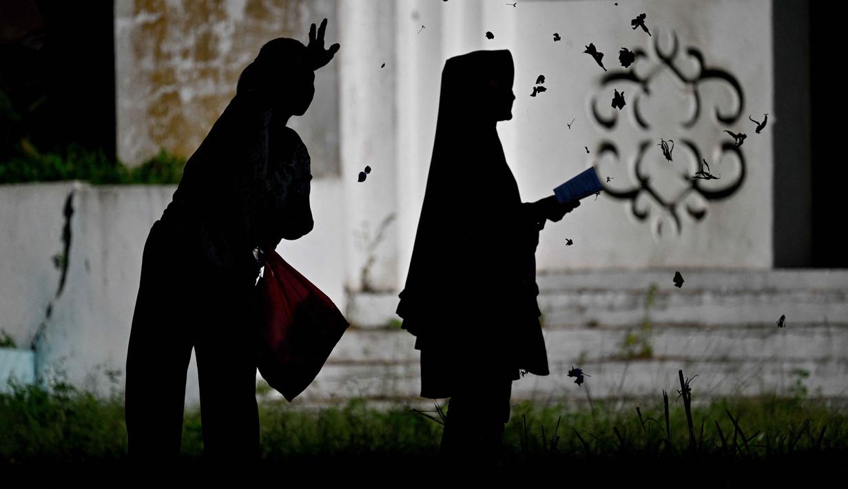 Doa dan harapan terus dipanjatkan agar Aceh senantiasa diberikan kekuatan untuk bangkit lebih kuat, mewujudkan masa depan yang lebih baik dan aman dari ancaman bencana. Tampak dalam foto, orang-orang berdoa untuk kerabat mereka yang kehilangan nyawa dalam peristiwa gempa dan tsunami Aceh pada 2004 lalu di sebuah kuburan massal di Siron, pada 26 Desember 2025. (CHAIDEER MAHYUDDIN/AFP)