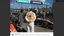 Aksi Rio Haryanto saat pit stop perdana bersama Manor Racing di balapan F1 GP Australia di Sirkuit Albert Park, Australia, Minggu (20/3/2016). (Bola.com/Twitter)