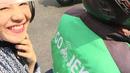 Wajah senang berseri-seri terlihat dari aktris Natasha Rizky. Perempuan yang akrab disapa Acha ini memang sumringah menikmati momen-momen naik ojol motor. Memiliki harta yang melimpah tak membuat Acha gengsi untuk tampil sederhana. (Liputan6.com/IG/natasharizkynew)