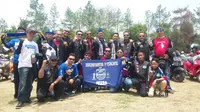 Komunitas Vespa Cantel dipilih Pemkot Bandung untuk mengiringi konvoi Persib yang merayakan pesta juara Piala Presiden 2015 pada Minggu (25/10/2015). (Bola.com/Muhammad Ridwan)