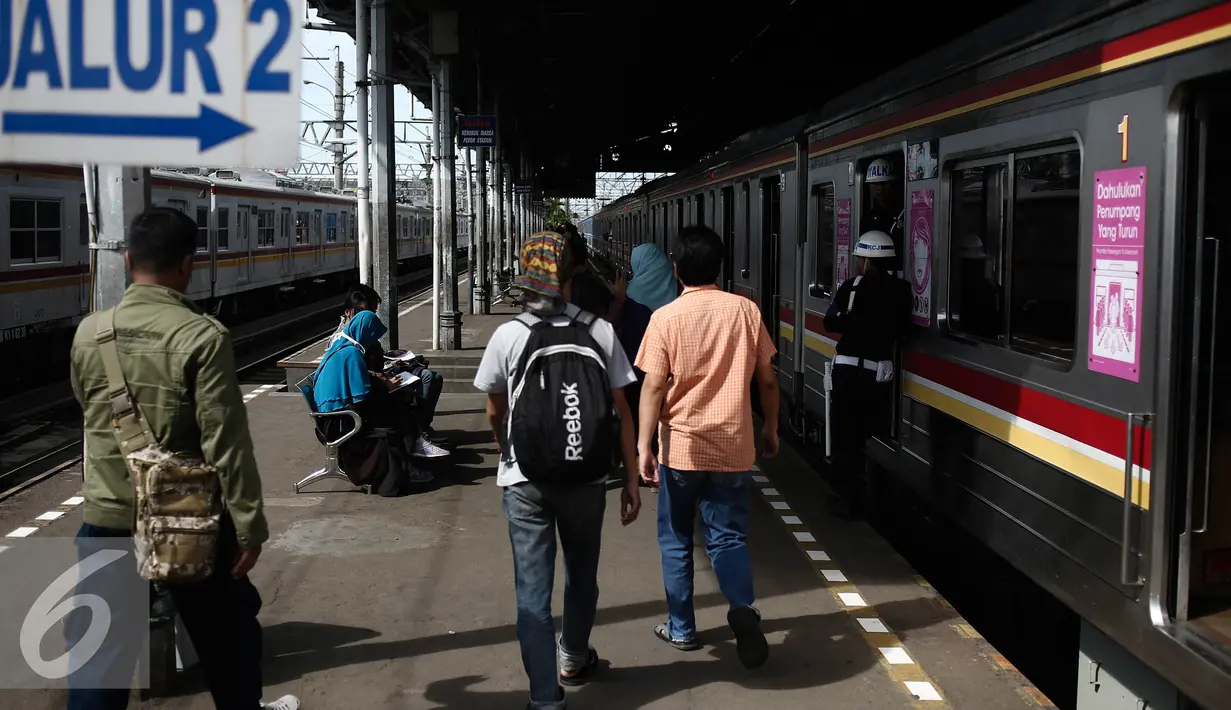 Sejumlah orang berjalan usai menaiki kereta rel listrik di Stasiun Bogor, Jawa Barat, Rabu (21/12). PT KAI Commuter Jabodetabek (KCJ) berupaya untuk meningkatkan kualitas pelayanan guna memenuhi kebutuhan pengguna. (Liputan6.com/Faizal Fanani)