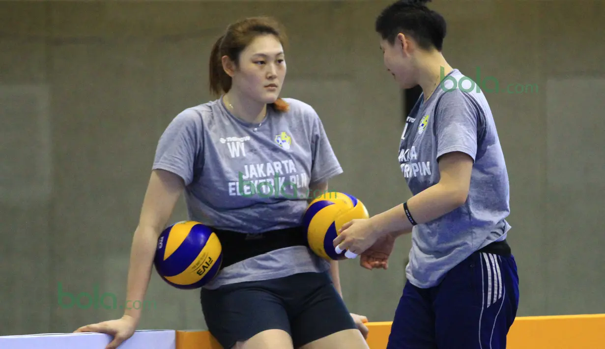 Wang Yimei (kiri) dan Zhang Lei (kanan) berbincang saat sesi latihan tim Jakarta Elektrik PLN pada Proliga 2016. (Bola.com/Nicklas Hanoatubun)