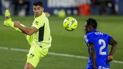 Striker Atletico Madrid, Luis Suarez, saat melawan Getafe pada laga Liga Champions di Stadion Alfonso Perez, Sabtu (13/3/2021). Kedua tim bermain imbang 0-0. (AP/Manu Fernandez)