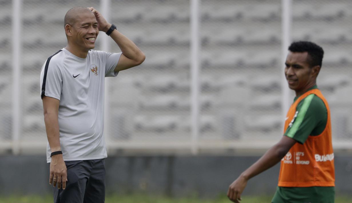 Asisten pelatih Timnas Indonesia U-22, Nova Arianto, tertawa saat latihan di Stadion Madya Senayan, Jakarta, Selasa (22/1). Latihan ini merupakan persiapan jelang Piala AFF U-22. (Bola.com/Yoppy Renato)