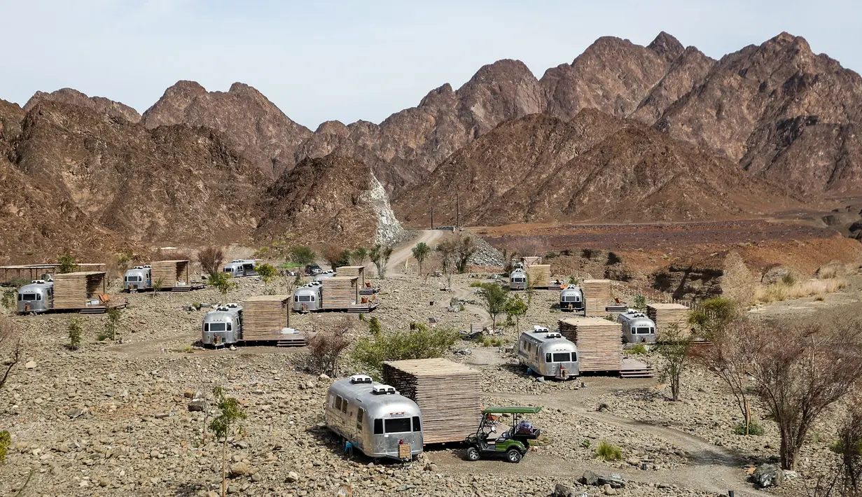 Suasana lokasi glamping atau glamorous camping di Hatta, Dubai, 15 Februari 2019. Dubai menawarkan lokasi glamping pemandangan pegunungan, pantai, dan gurun yang indah. (Karim Sahib/AFP)