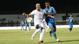 Gelandang Persebaya Surabaya, Diogo Campos, berebut bola dengan bek Persib Bandung, Ardi Idrus, pada laga Liga 1 Indonesia di Stadion I Wayan Dipta, Bali, Jumat (18/10). Persib menang 4-1 atas Persebaya. (Bola.com/Aditya Wany)