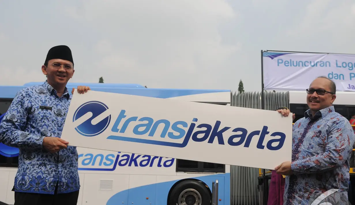 Plt Gubernur DKI Jakarta Basuki Tjahaja Purnama (Ahok) memegang logo baru Transjakarta, Jakarta, Senin (10/11/2014) (Liputan6.com/Herman Zakaria)