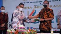 Direktur Utama PT Berkah Industri Mesin Angkat (BIMA), Andriyuda Siahaan menyerahkan potongan tumpeng pertama kepada Direktur Utama Pelindo Jasa Maritim, Prasetyadi.