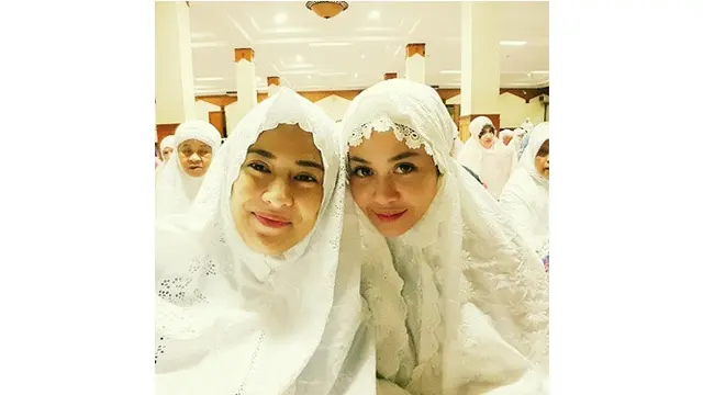 6 Potret Dian Sastrowardoyo Pakai Hijab, Tuai Pujian