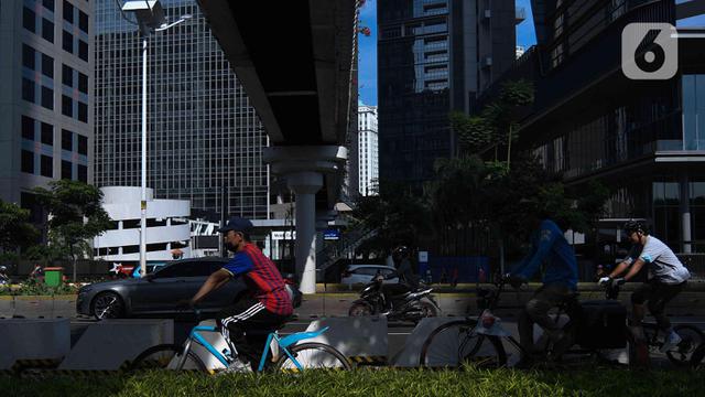 Jakarta PPKM Level 2, Warga Ramai Bersepeda di Bundaran HI