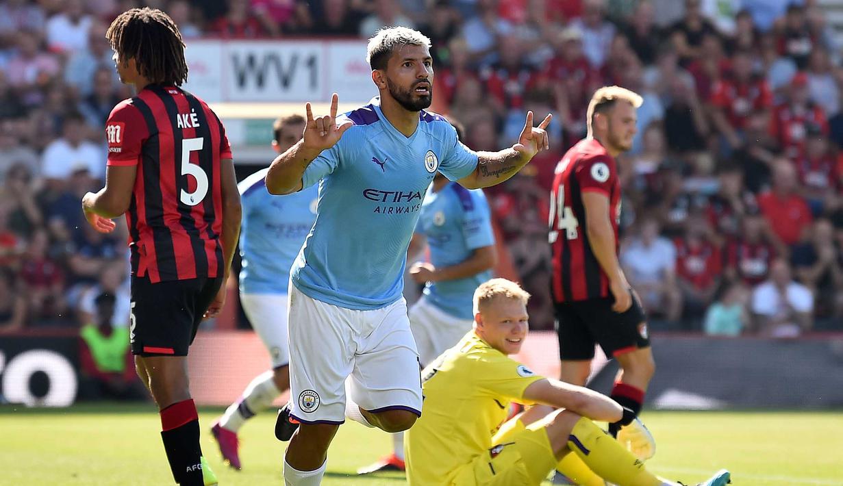 Striker Manchester City, Sergio Aguero, melakukan selebrasi usai membobol gawang Bournemouth pada laga Premier League 2019 di Stadion Vitality, Minggu (25/8). Manchester City menang 3-1 atas Bournemouth. (AFP/Glyn Kirk)