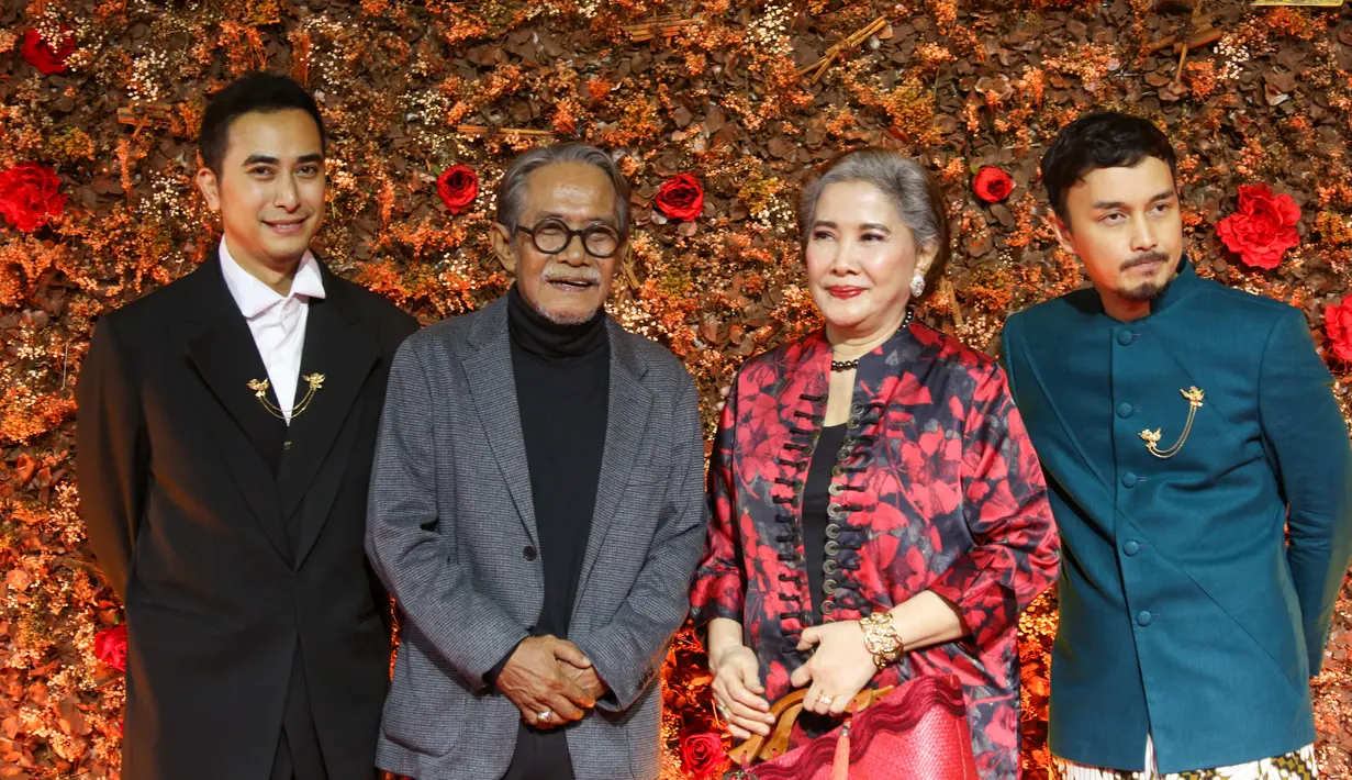 Winky Wirawan dan Dimas Aditya terlihat tampil gagah dengan pakaian formal. Penampilan mereka di red carpet juga ditemani aktor senior Pritt Timothy dan Tutie Kirana. [kapanlagi/Muhammad Akrom Sukarya]