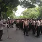 Ribuan polisi menggelar apel di depan Gedung KPU, Jumat (21/9/2018). (Merdeka.com/Ronald)