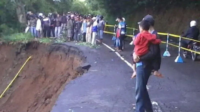 Longsor Tutup Jalan, Biaya Hidup Pelajar SMA Melonjak 