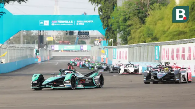 Foto: Manuver Cantik Mitch Evans jelang Akhir Balapan jadi Penentu Kemenangan atas Jean-Eric Vergne di Formula E Jakarta 2022