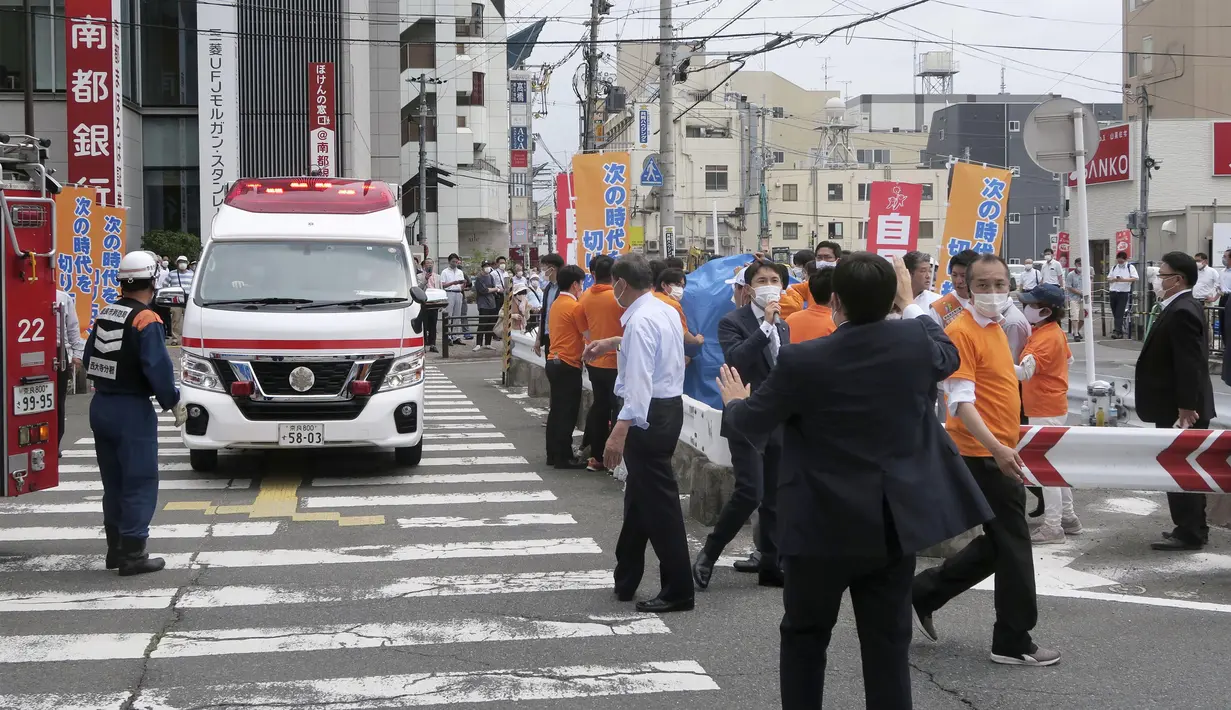 Orang-orang bereaksi setelah tembakan di Nara, Jepang barat. Jumat (8/7/2022). Mantan Perdana Menteri (PM) Jepang Shinzo Abe pingsan setelah ditembak di Nara. Beberapa media melaporkan bahwa Shinzo Abe ditembak dari belakang, kemungkinan dengan senapan. (Kyodo News via AP)