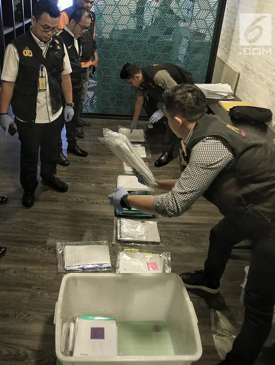 Satgas Antimafia Bola Polri menunjukan barang bukti hasil penggeledahan dari kantor PSSI di Fx  Tower, Jakarta, Rabu (30/1). Dokumen-dokumen tersebut berkaitan dengan persepakbolaan dan anggaran tahun 2017 dan 2018. (Liputan6.com/Faizal Fanani)