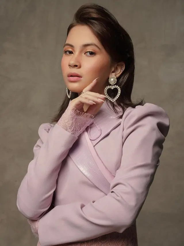 6 Pesona Richelle Skornicki, Adik Sandrinna Michelle yang Disebut Bak Kembaran