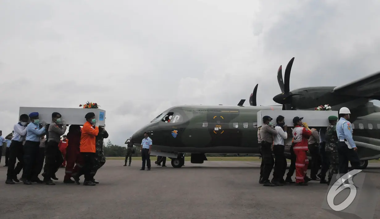 Awan hitam menyelimuti pangkalan udara saat prosesi pengantaran jenazah korban pesawat AirAsia QZ8501, Pangkalan Bun, Kalteng, Senin (5/1/2015). (Liputan6.com/Herman Zakharia)