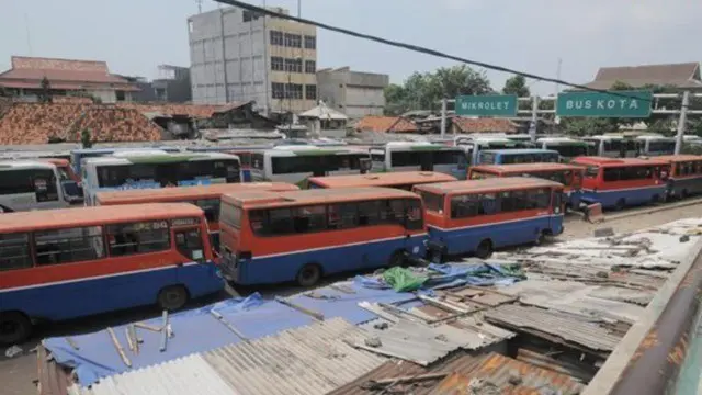 Gubernur DKI Jakarta Basuki Tjahaja Purnama berang dengan bus Metro Mini yang ugal-ugalan, sehingga menelan korban jiwa. Masih banyaknya Metro Mini tak layak beroperasi, menurut Ahok, tidak lepas dari peran PT Transjakarta. Dia menilai Transjakarta gagal 