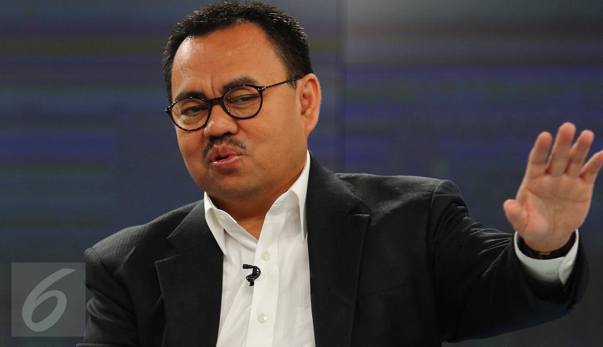 Menteri ESDM Sudirman Said saat menjadi narasumber untuk Liputan6 di SCTV Tower, Jakarta, Rabu (4/5). Dalam kesempatan tersebut, Sudirman Said membeberkan program Indonesia Terang dan strategi perkembangan energi yang modern. (Liputan6.com/Angga Yuniar)