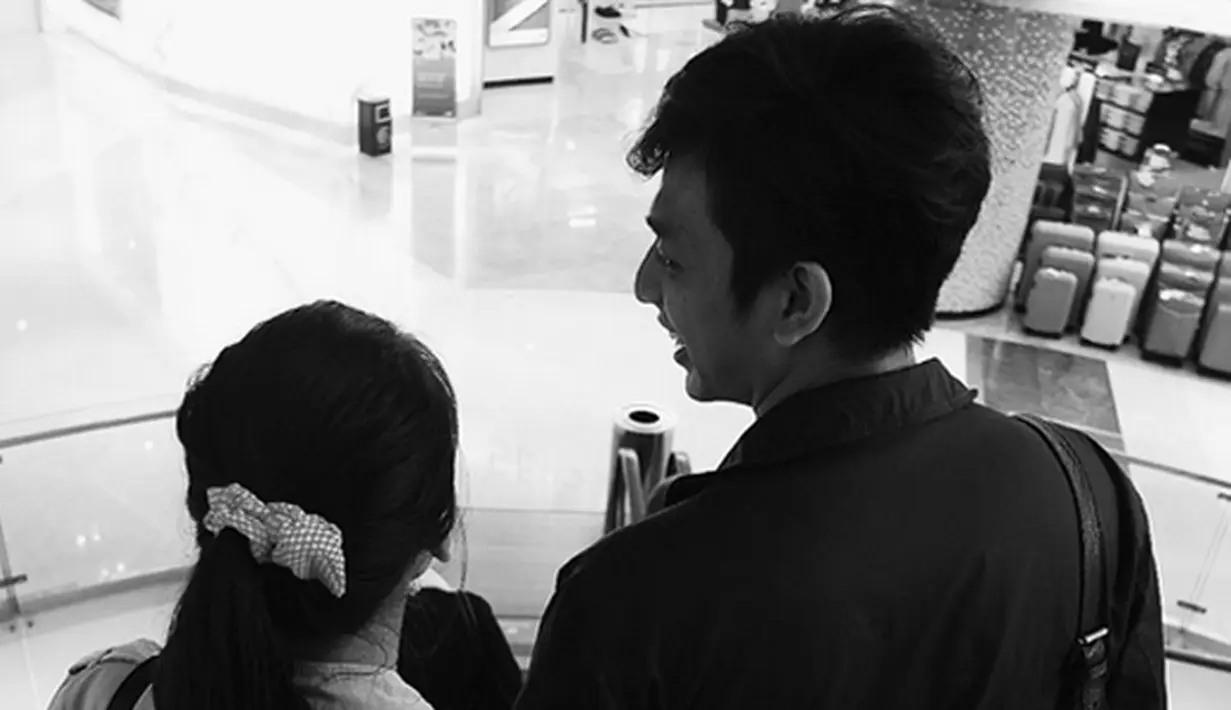 Hubungan asmara yang sudah dibuka di depan khalayak umum ini rupanya juga telah diketahui oleh kedua orangtua masing-masing. (via instagram/@deaaannisa)