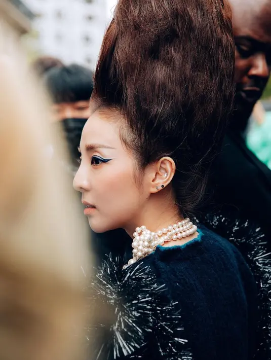 <p>Ada yang mengatakan ini merupakan style rambut Dragon Ball. (Foto: Instagram/ daraxxi)</p>