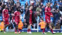 Pemain Liverpool, dipimpin Virgil van Dijk (kanan), meninggalkan lapangan setelah kalah telak 0-4 dari Man City dalam laga perempat final Piala FA 2025/2026 di Etihad Stadium, Sabtu (4/4/2026). (AP Photo/Jon Super)