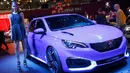 Seorang model bergaya disamping mobil Peugeot 308 R dalam Frankfurt Motor Show (IAA) 2015 di Frankfurt, Jerman (16/9/2015). Sejumlah merek kendaraan ternama ikut ambil bagian dalam pameran tersebut. (REUTERS/Kai Pfaffenbach)