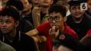 Ketegangan tergambar dalam raut wajah suporter timnas Indonesia U-23 saat nonton bareng perjuangan Garuda Muda melawan Guinea. (Liputan6.com/Herman Zakharia)