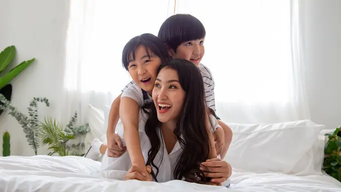 ibu dan anak kecil