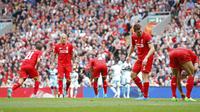 Pemain Liverpool tertunduk lesu usai kebobolan gol (Reuters/Carl Recine)