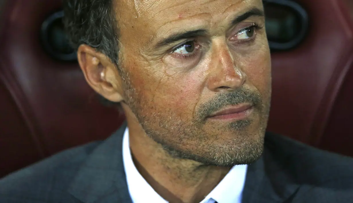 Pelatih Barcelona, Luis Enrique, mendampingi anak asuhnya saat melawan Alaves pada laga final Copa Del Rey di Stadion Vicente Calderon, Madrid, Sabtu (27/5/2017). Barcelona menang 3-1 atas Alaves. (AP/Daniel Ochoa)