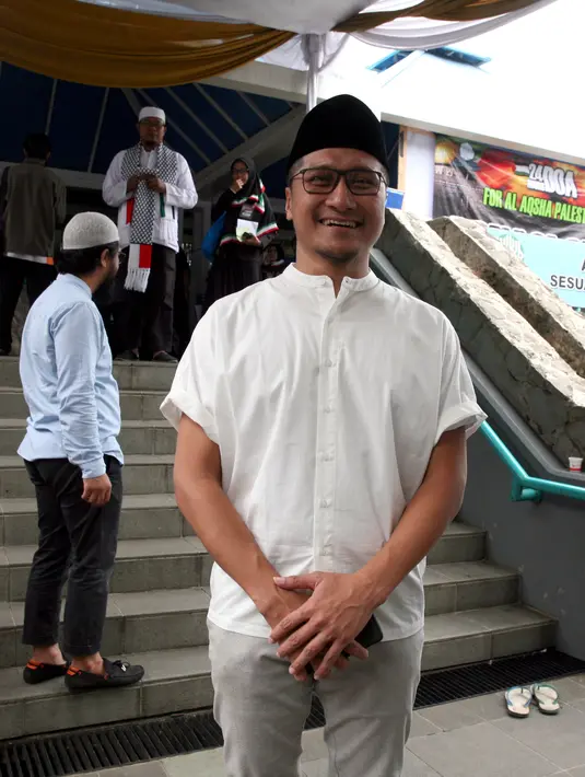 Meski sudah terbilang aktif mengikuti kajian ilmu agama islam, namun suami dari Fenita Arie masih enggan menyandang status ustaz. Apalagi, ia mengaku terbilang belum mengaku masih kurang ilmunya. (Nurwahyunan/Bintang.com)